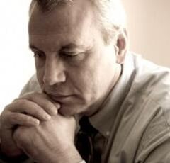 un bărbat se gândește să prevină prostatita