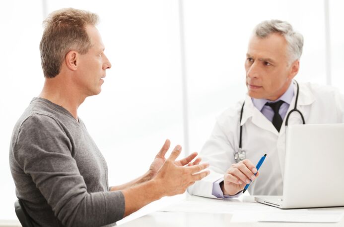 Un bărbat cu prostatită cronică la o programare la medic